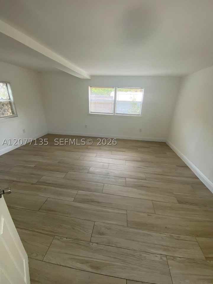 14920 Ne 10th Ave - Photo 7 of 8