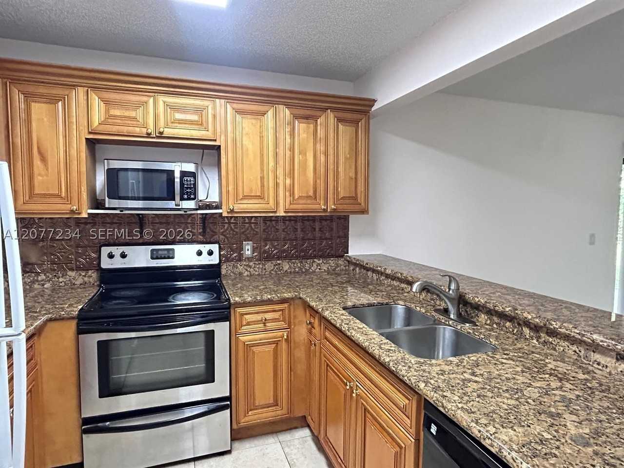 1525 Lake Crystal Dr #D - Photo 5 of 17
