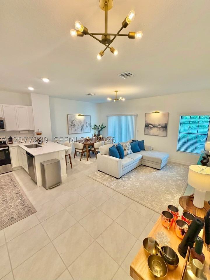 856 Sw 11th Way - Photo 5 of 16