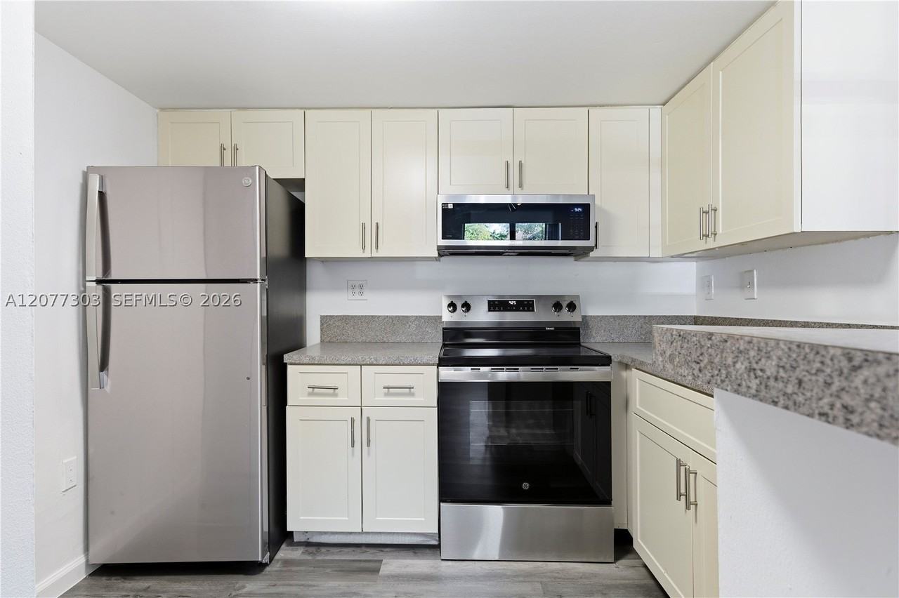 9877 Nob Hill Ct #9877 - Photo 5 of 21