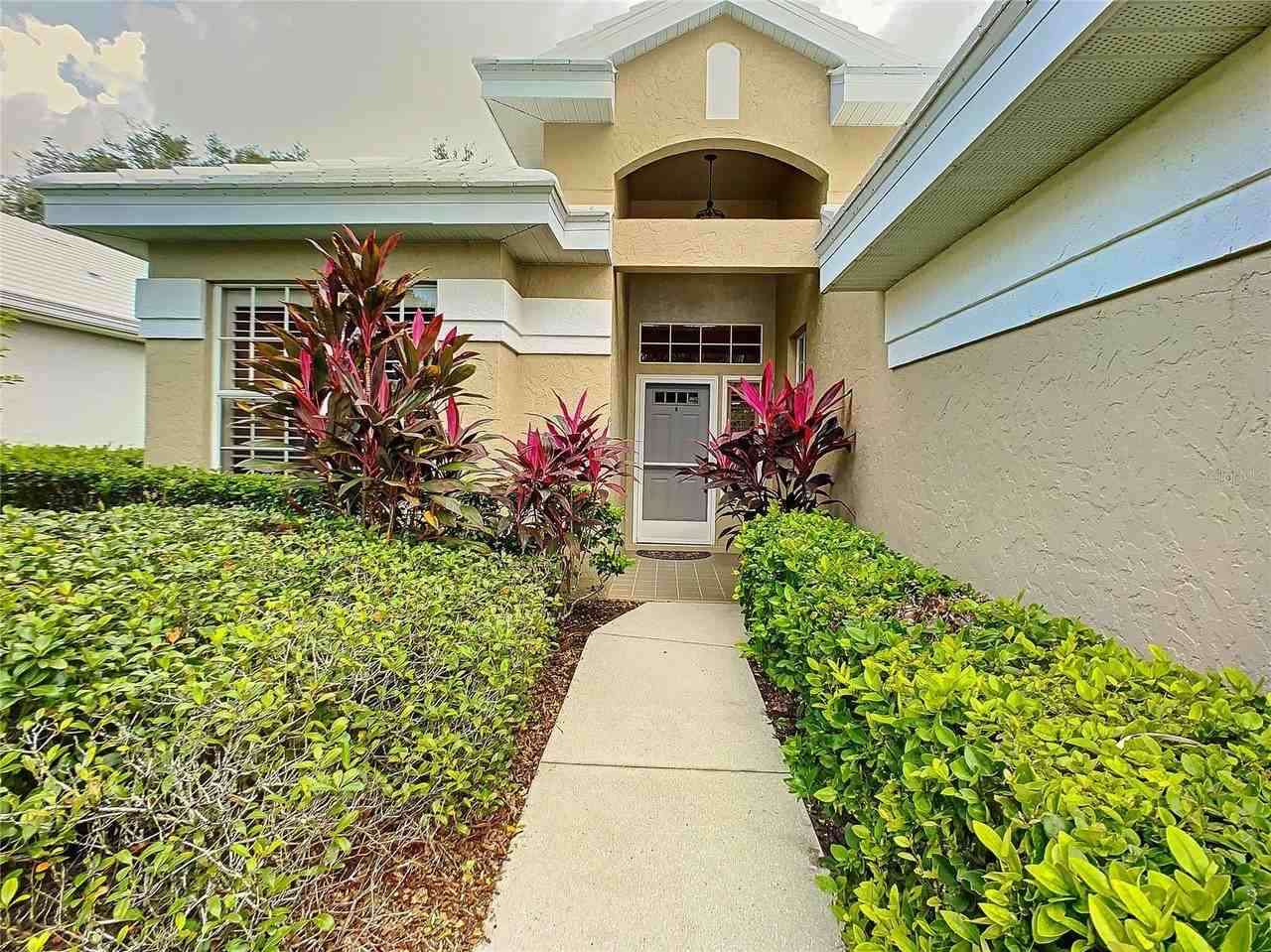 539 Fallbrook Dr - Photo 3 of 50