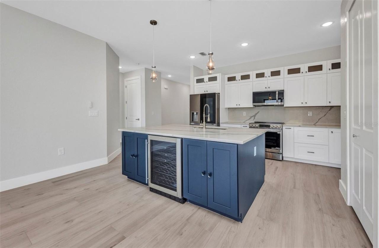 1327 Wesley Dr - Photo 6 of 48