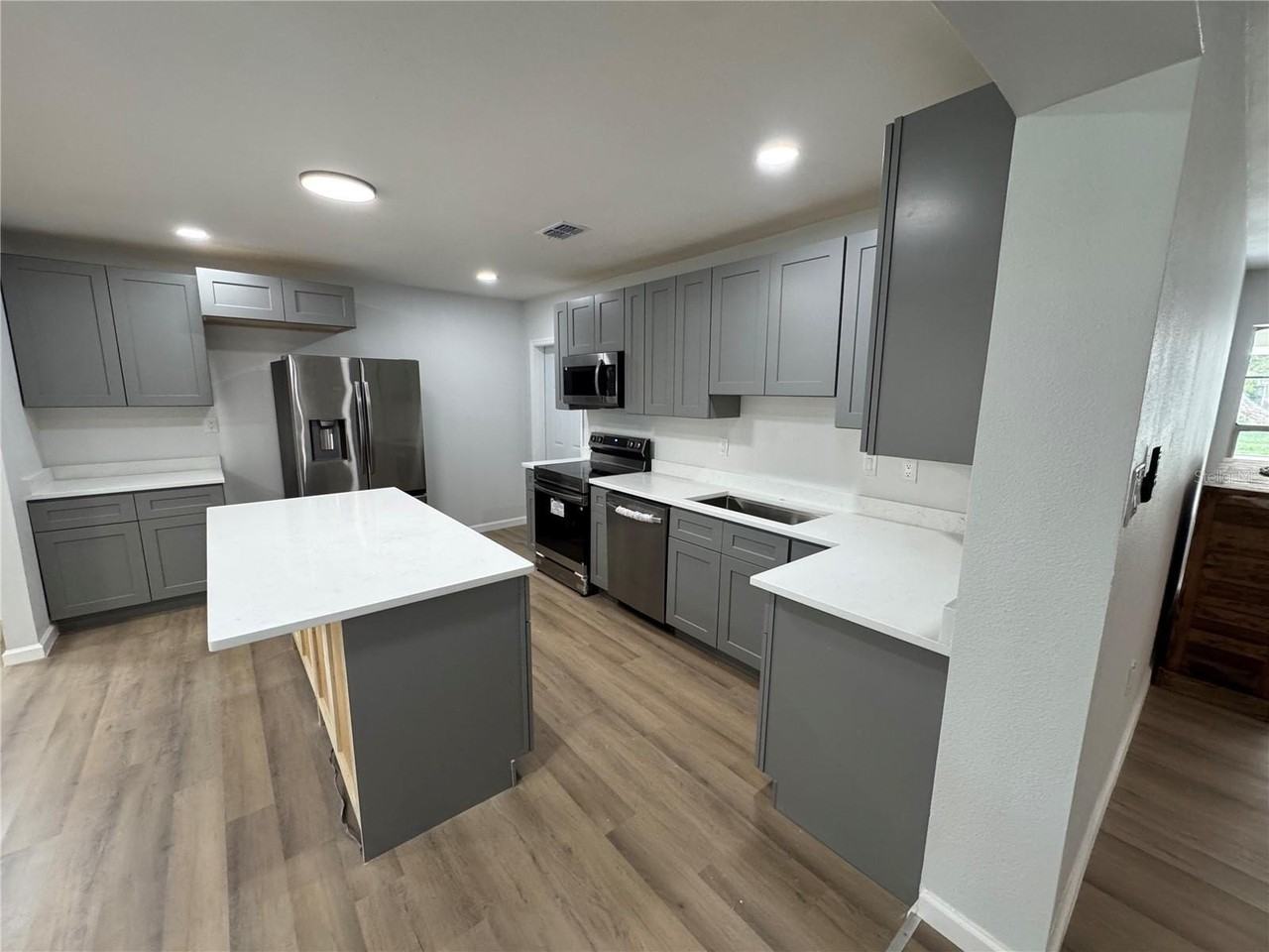 1407 Moselle Ave - Photo 2 of 10
