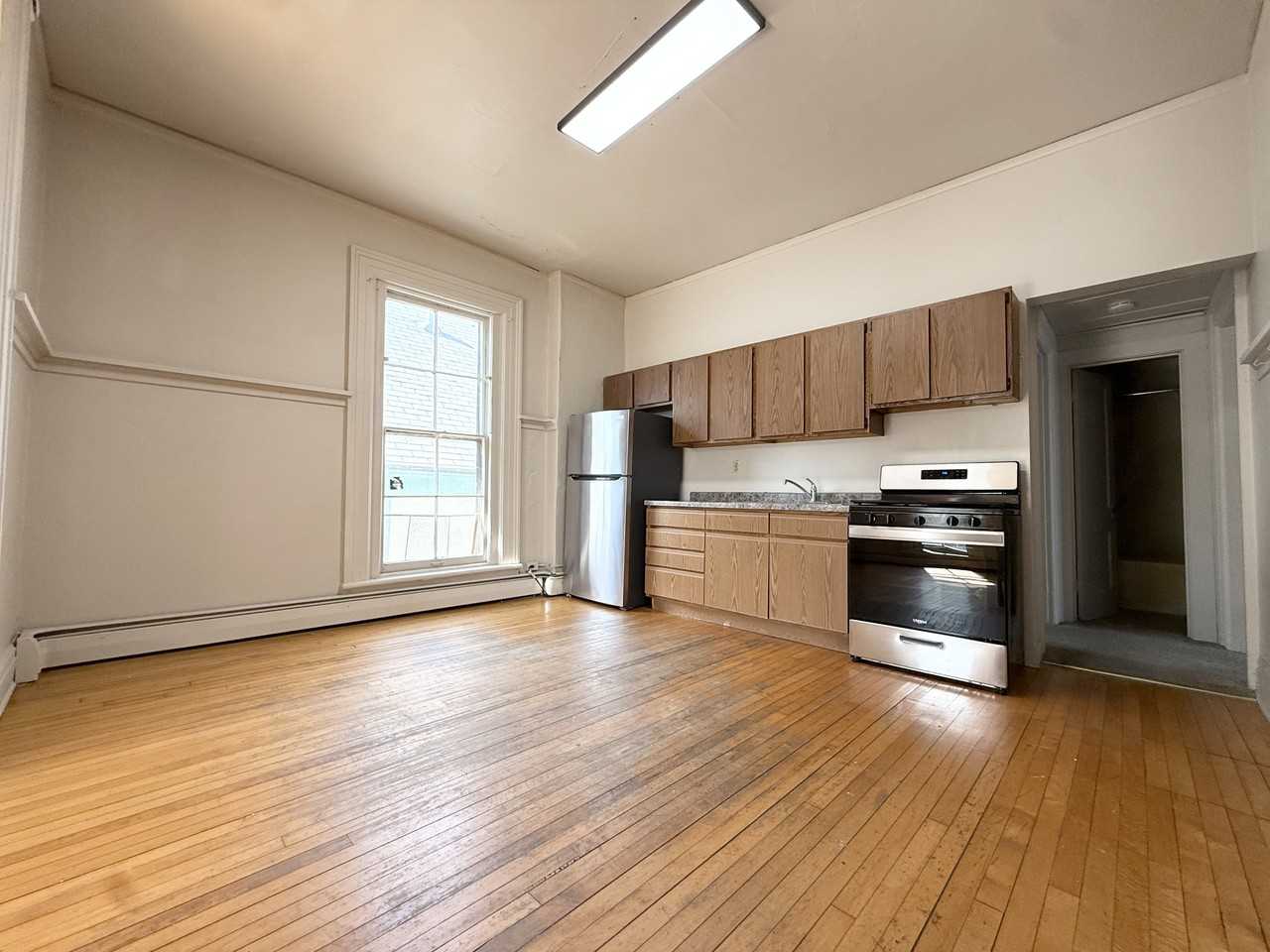 215 N Pinckney St #215-4 - Photo 5 of 17