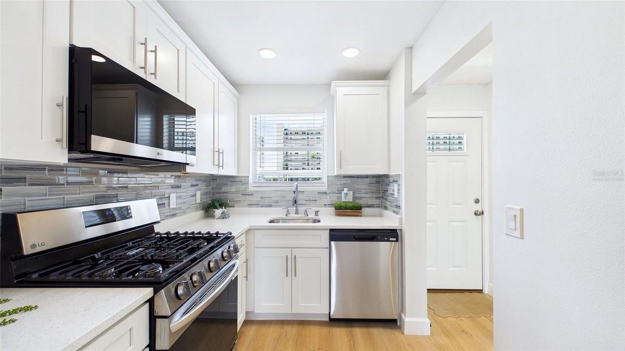 6025 Shore Blvd S #111 - Photo 7 of 38