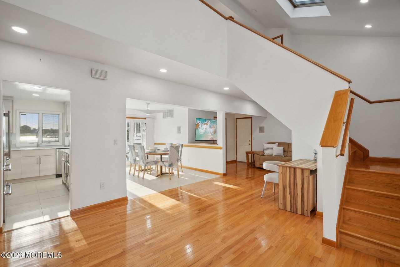 542 Patten Ave - Photo 3 of 32