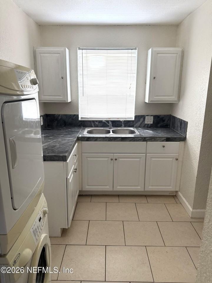 1434 Palm Ave - Photo 5 of 9