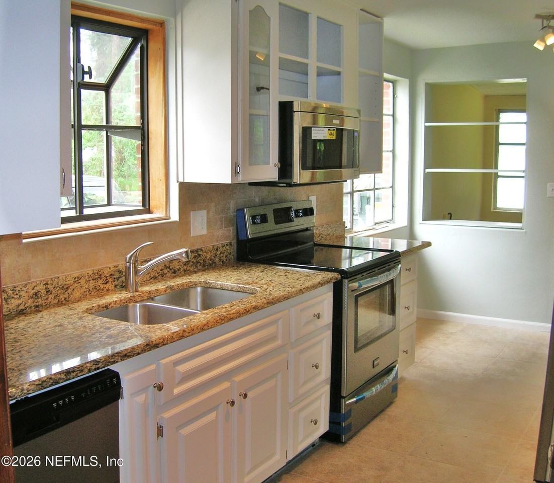 1077 Wolfe St - Photo 4 of 15