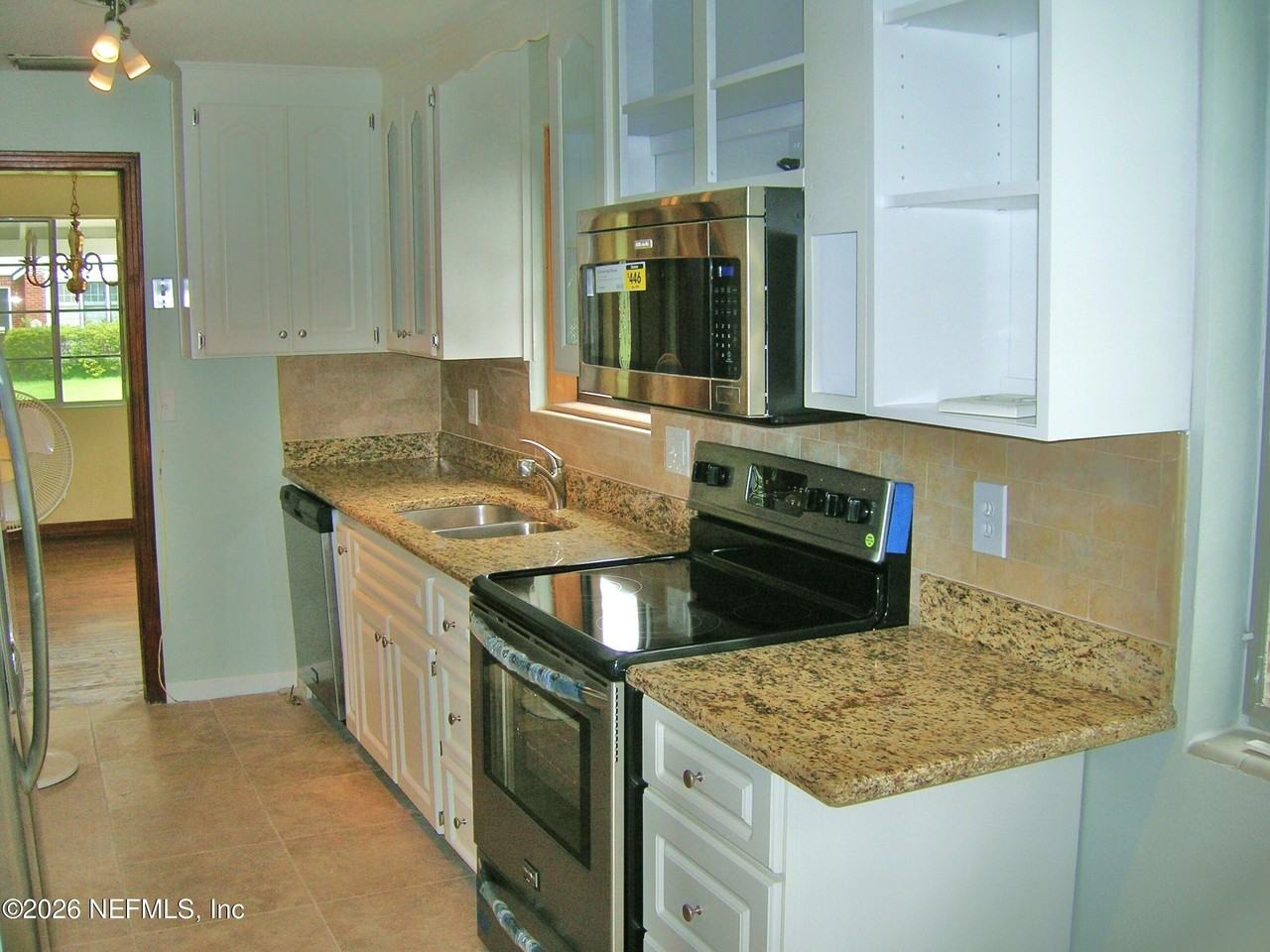 1077 Wolfe St - Photo 5 of 15