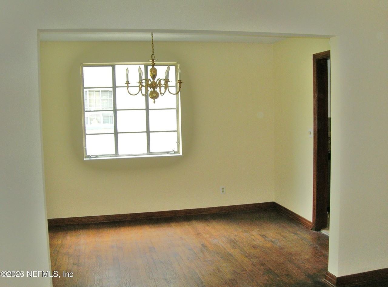 1077 Wolfe St - Photo 7 of 15
