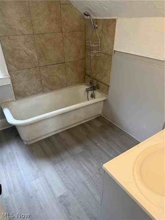 1366 Superior Ave - Photo 3 of 5