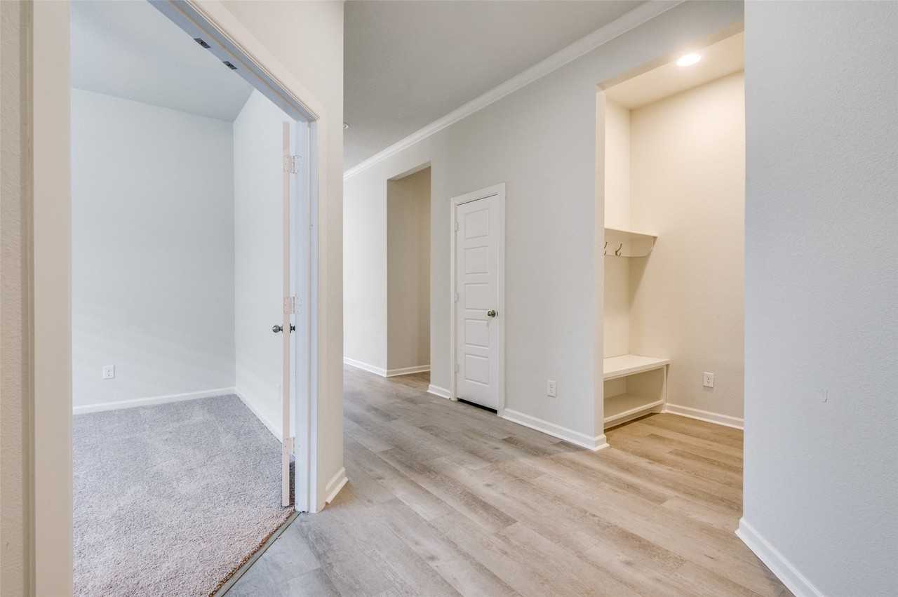 1407 Lone Eagle Way - Photo 3 of 31