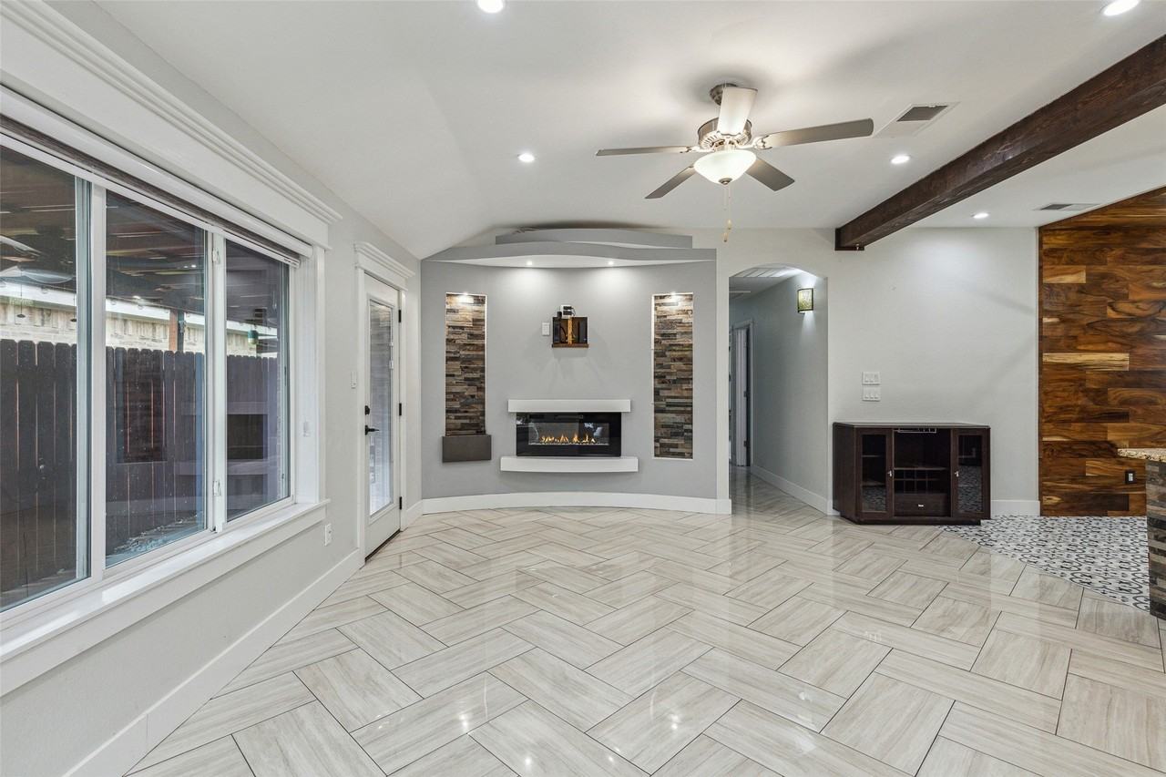 10207 Shelburne Dr - Photo 3 of 28