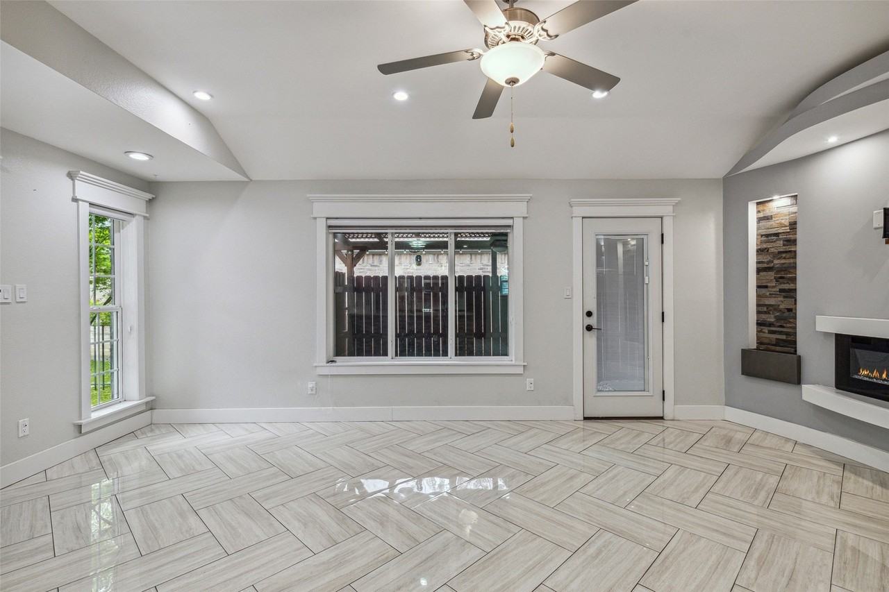 10207 Shelburne Dr - Photo 4 of 28