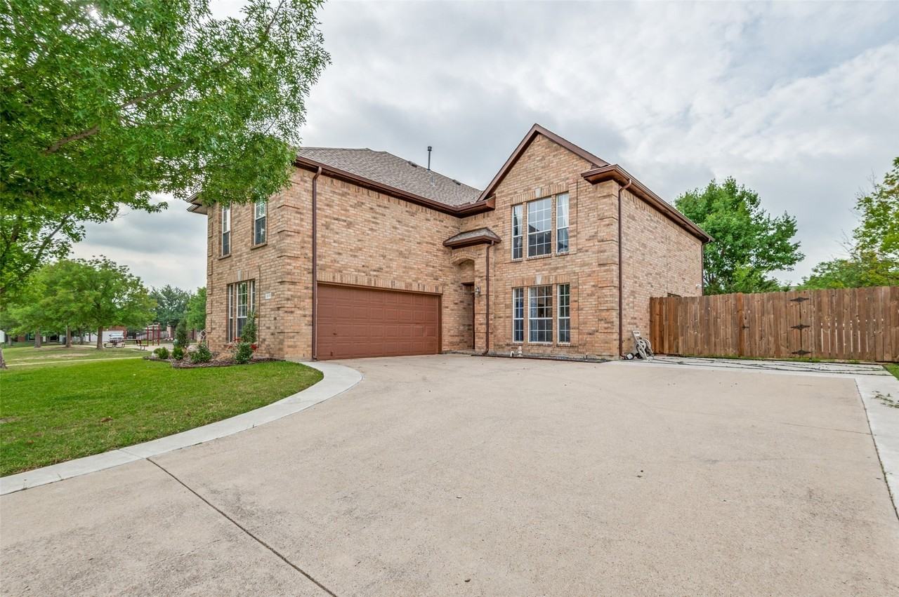 414 Ridgegate Dr - Photo 2 of 37