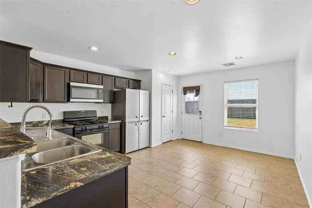 11820 Nw 130th St - Photo 6 of 33