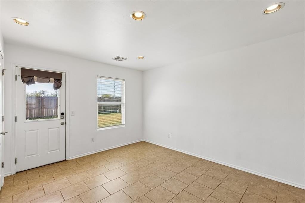 11820 Nw 130th St - Photo 7 of 33