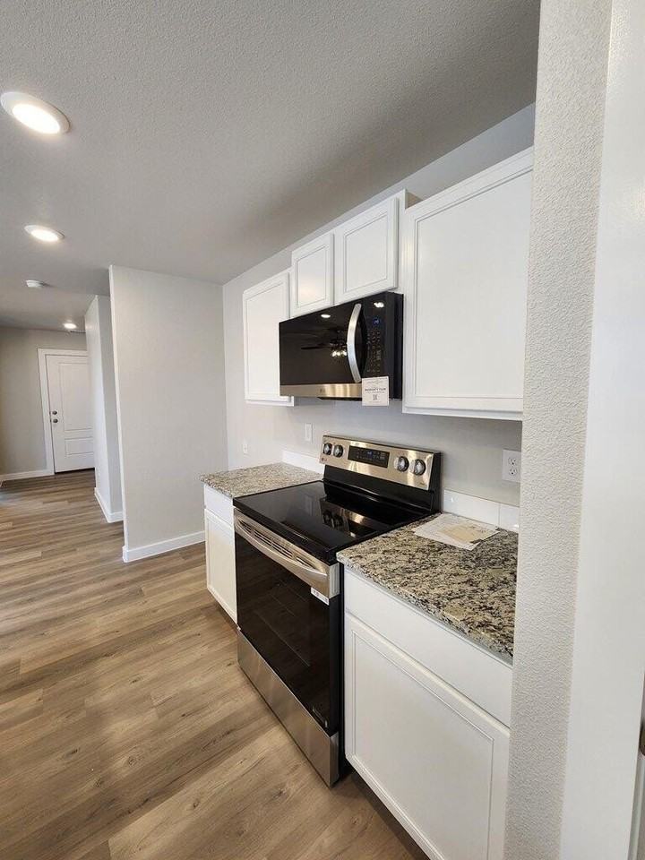10804 Campfire Ave - Photo 3 of 6