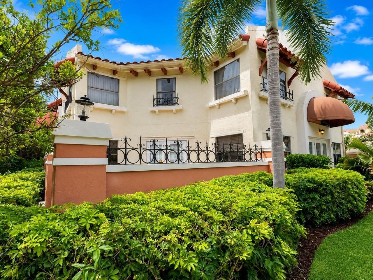 13 Uno Lago Dr