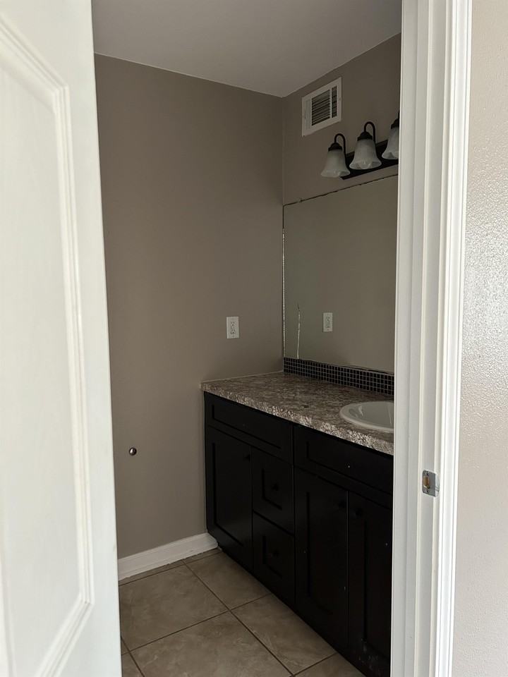 300 Woodale Dr #1 - Photo 4 of 14
