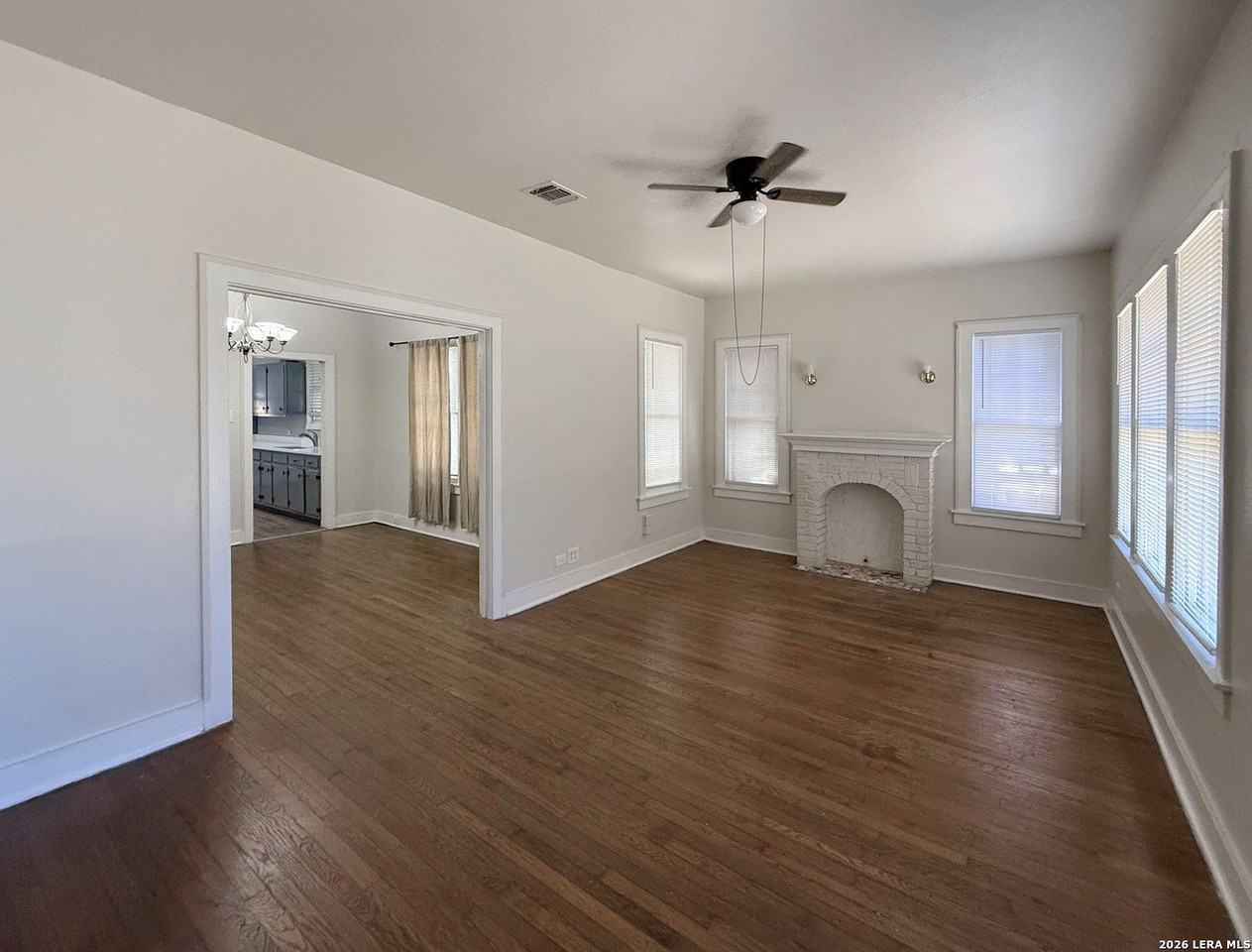 942 Bailey Ave - Photo 4 of 18