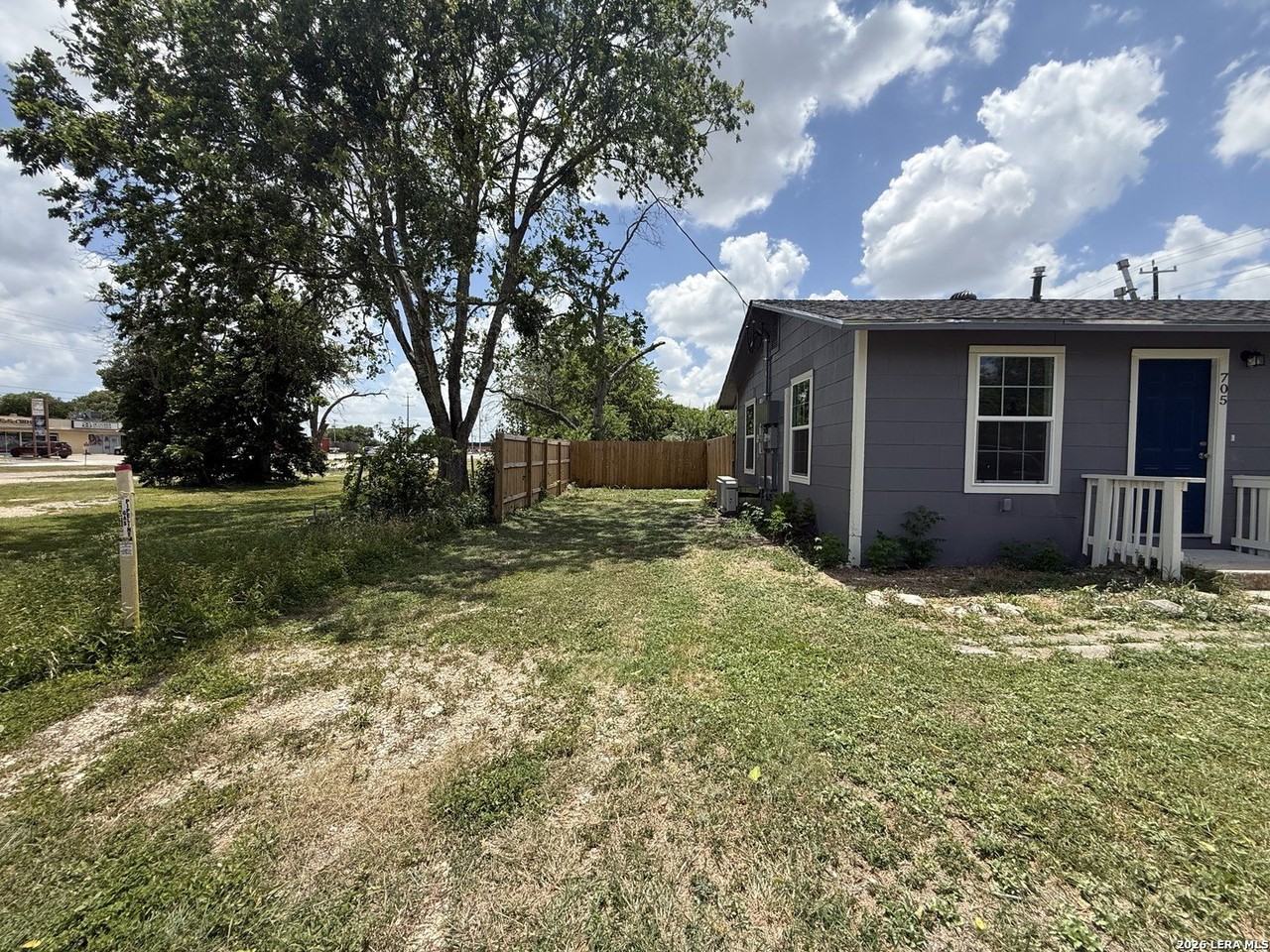 705 Crockett Dr - Photo 2 of 8