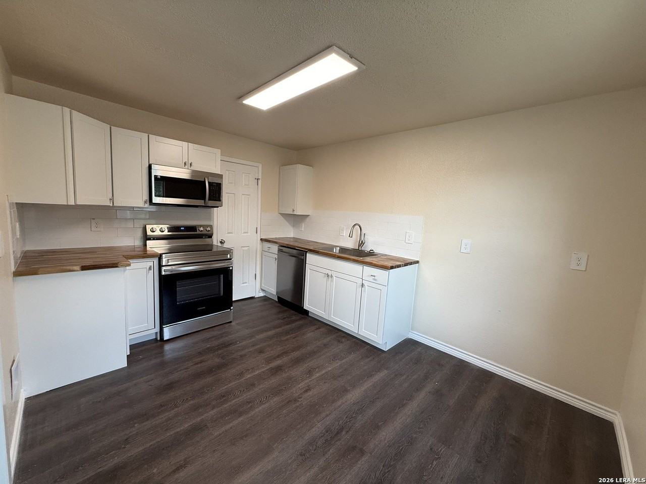 705 Crockett Dr - Photo 3 of 8
