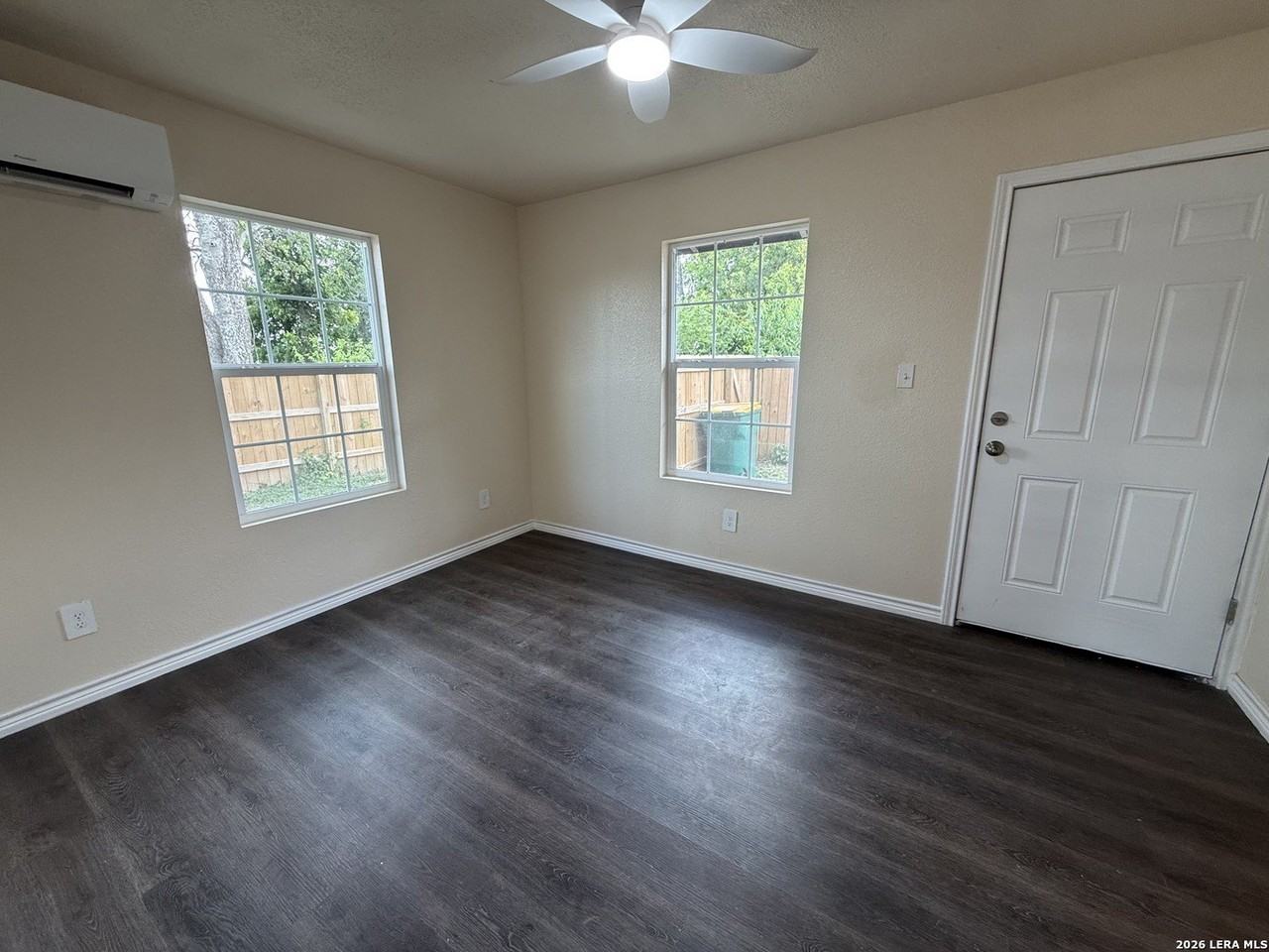 705 Crockett Dr - Photo 5 of 8