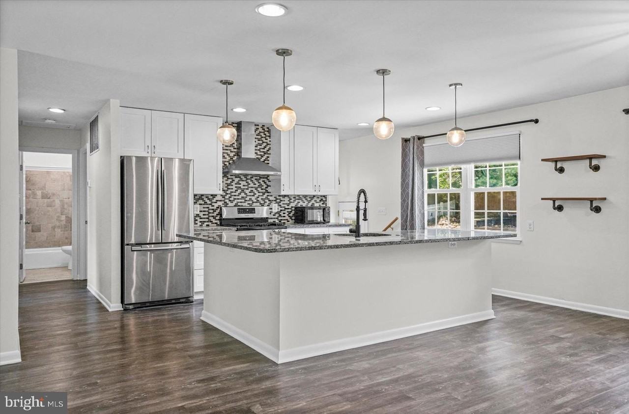 10202 Daventry Dr - Photo 4 of 37