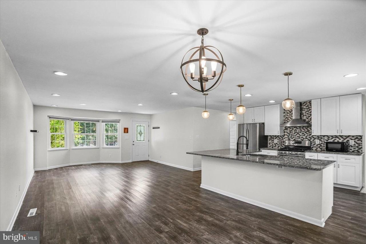 10202 Daventry Dr - Photo 5 of 37