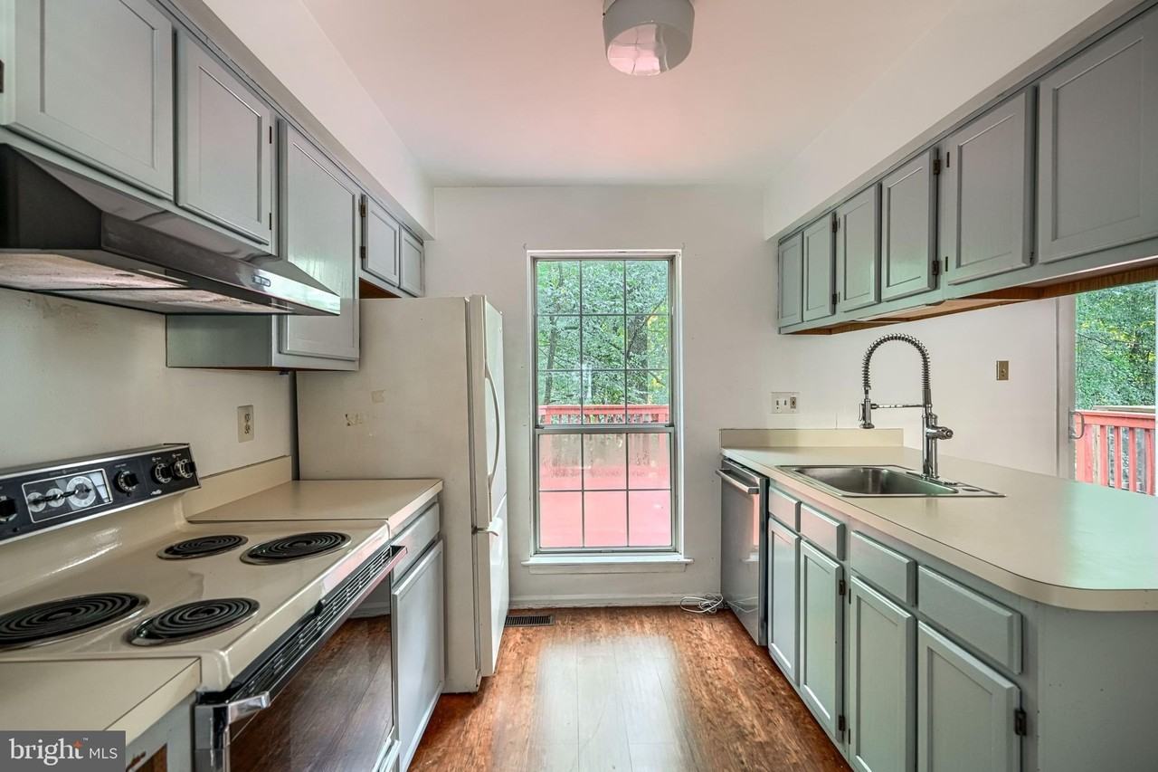 8 Lambeth Bridge Ct - Photo 4 of 28