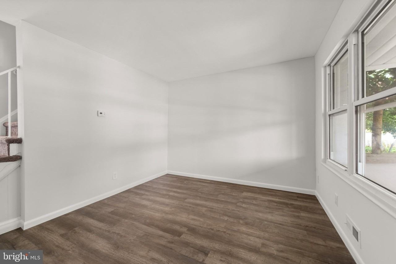 747 Arncliffe Rd - Photo 3 of 39