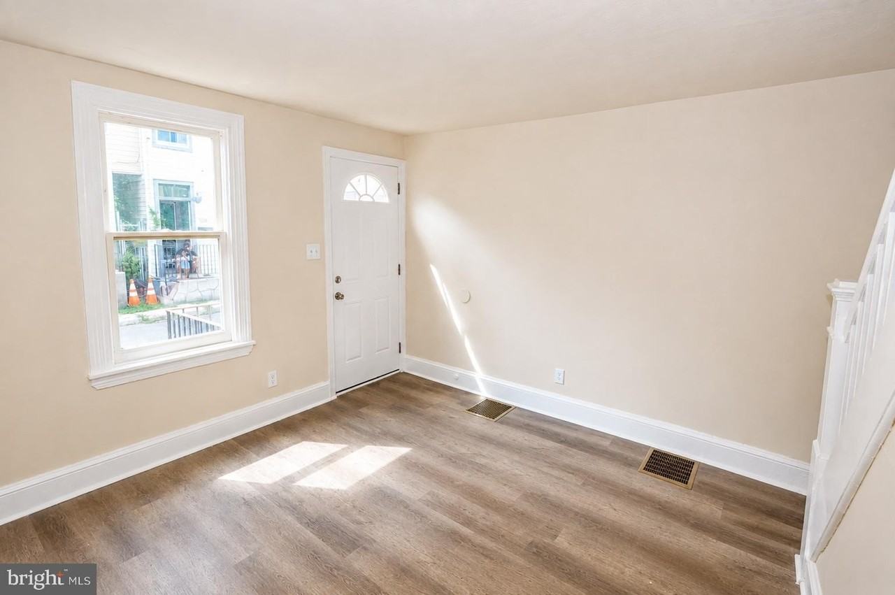 319 York St - Photo 2 of 17