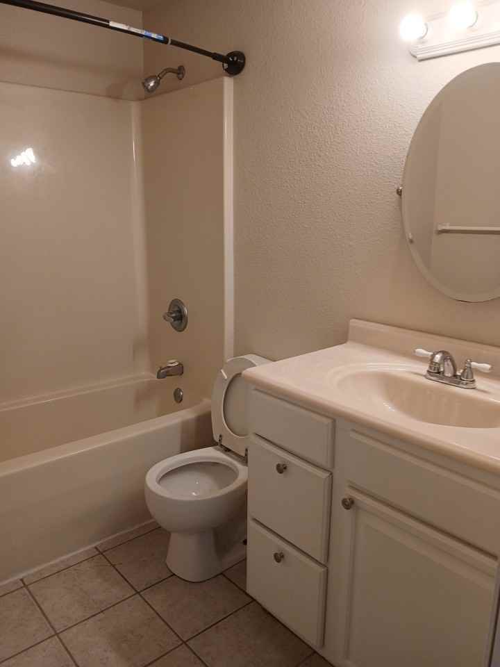 1100 Briarwood Rd Apt 4 #4 - Photo 7 of 21