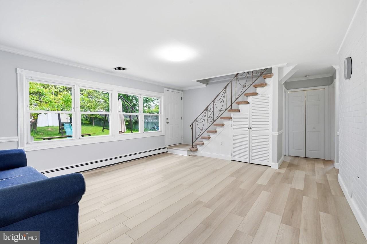 407 Holly Dr - Photo 4 of 37