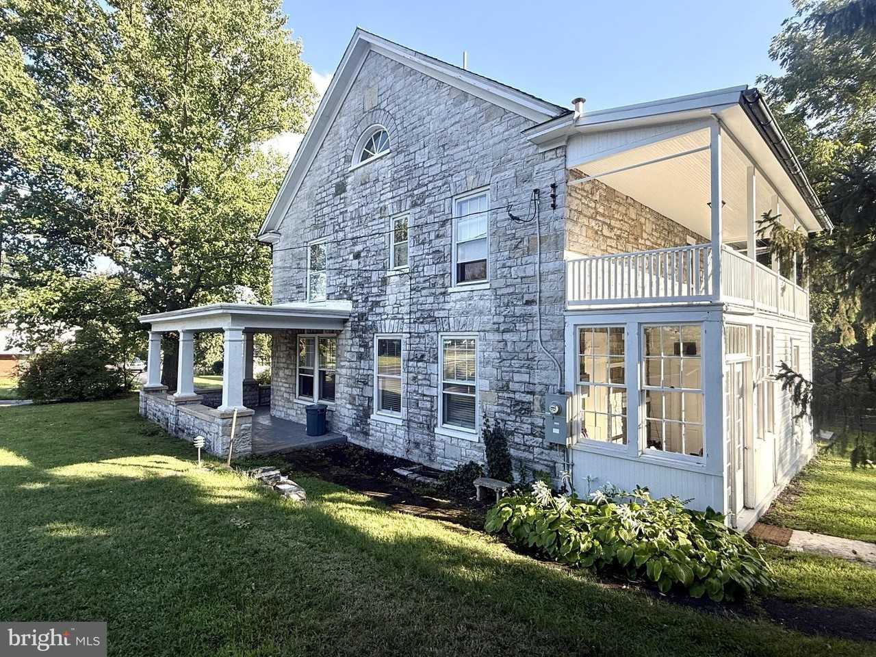 135 Loudon Rd - Photo 2 of 34