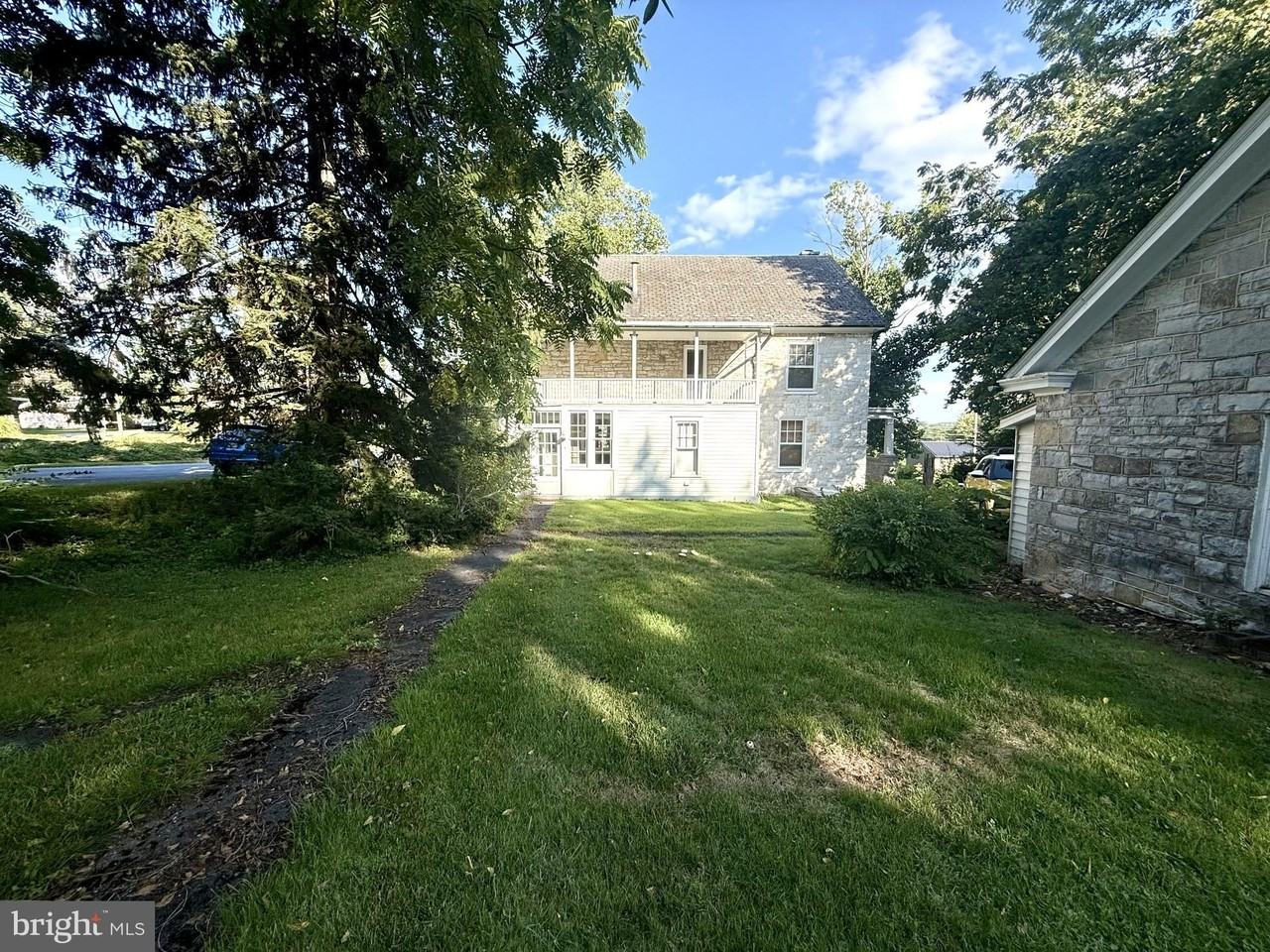 135 Loudon Rd - Photo 5 of 34