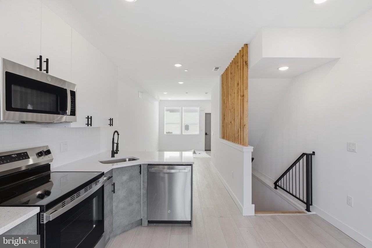 1043 W Orleans St - Photo 6 of 25