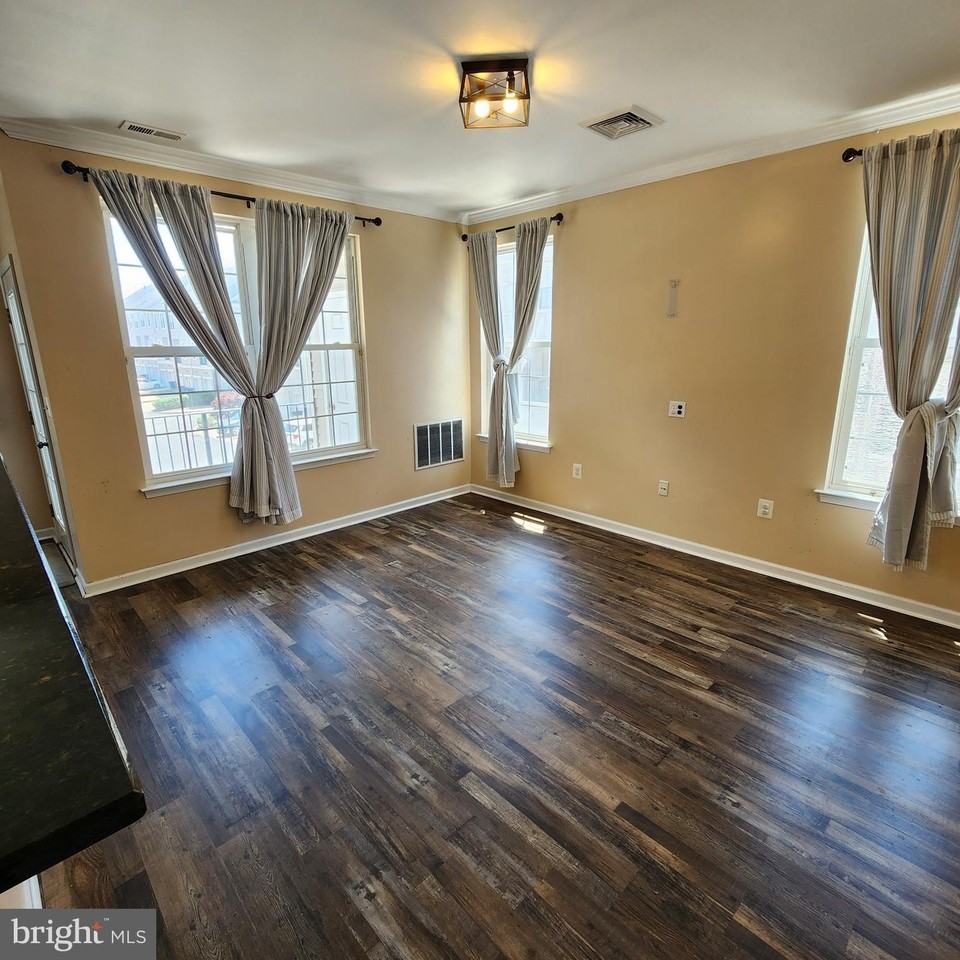 1301 N 32nd St - Photo 4 of 26