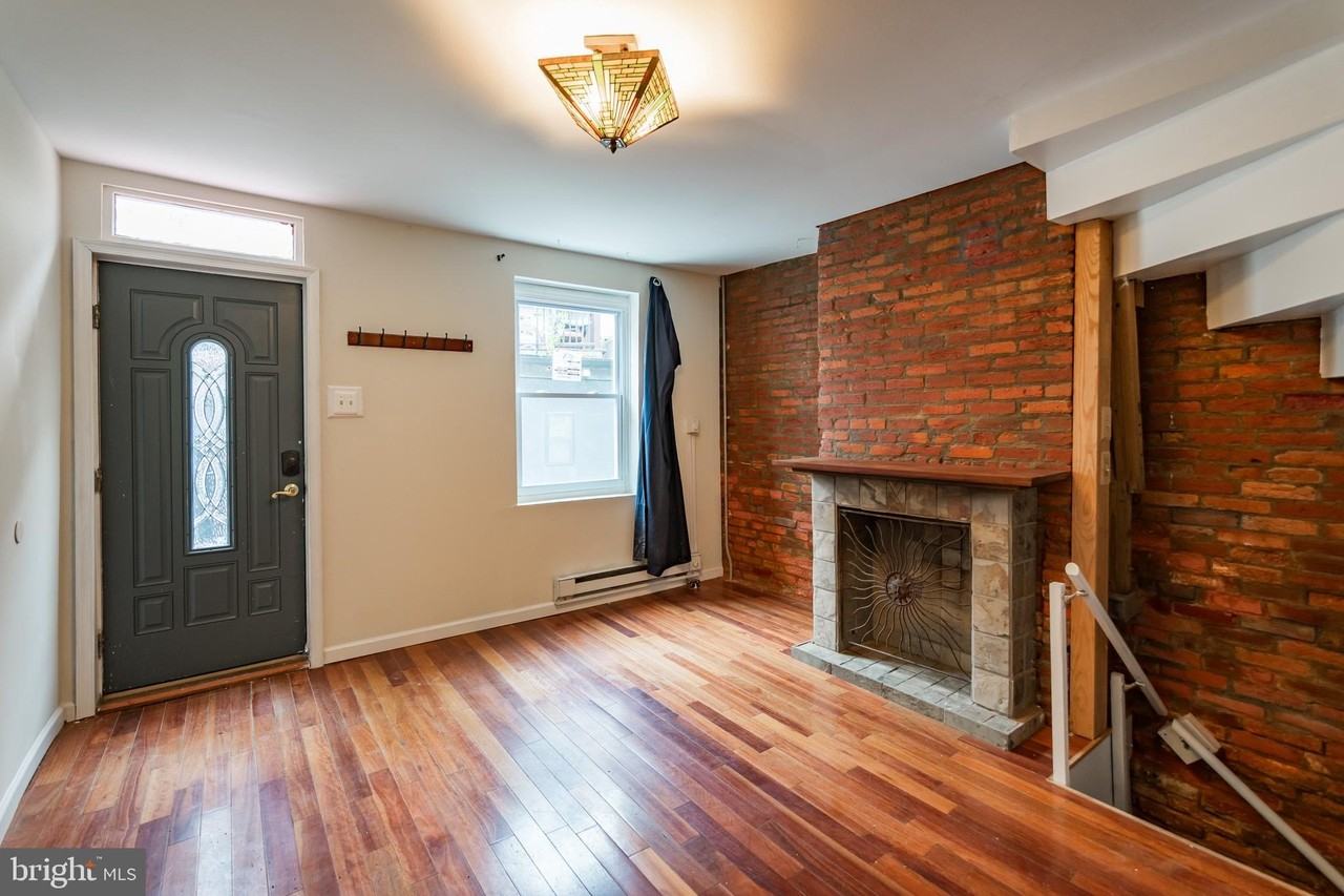 211 W Stiles St - Photo 2 of 23
