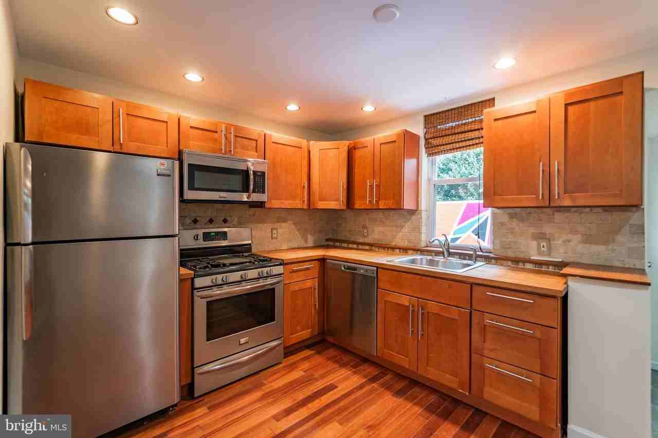 211 W Stiles St - Photo 3 of 23