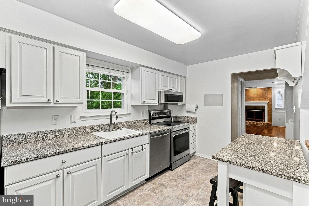 10163 Yorktown Way - Photo 2 of 49