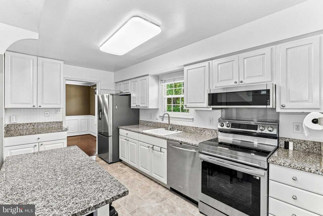10163 Yorktown Way - Photo 3 of 49
