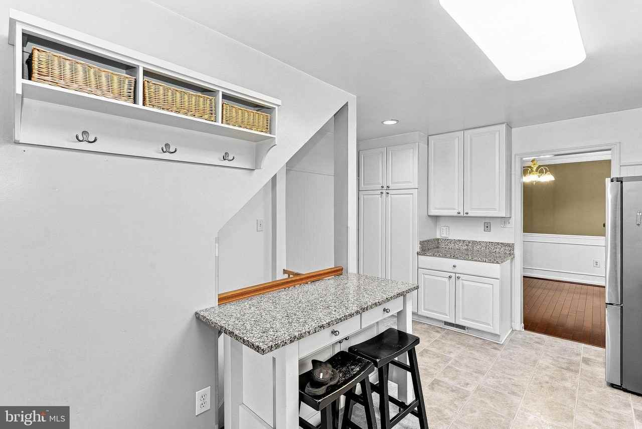 10163 Yorktown Way - Photo 6 of 49