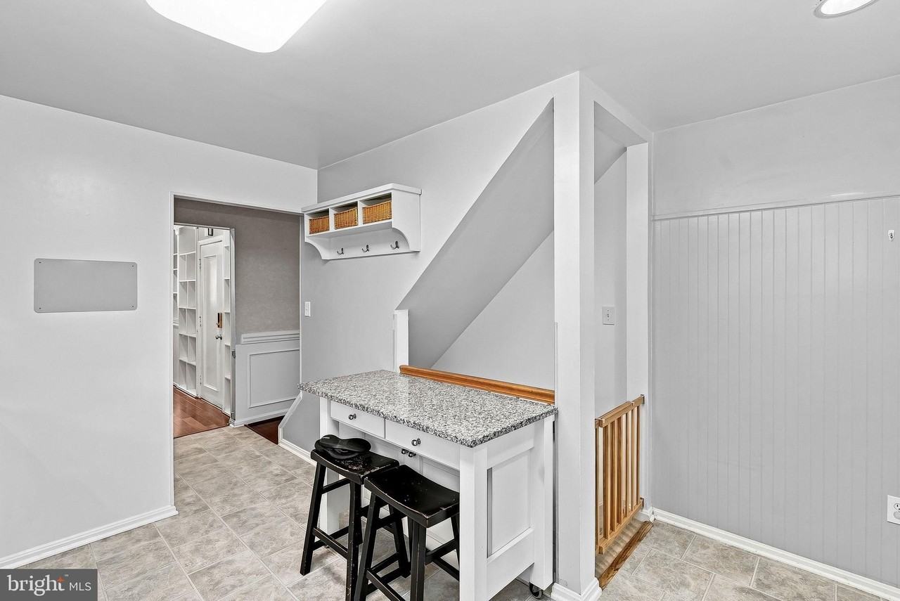 10163 Yorktown Way - Photo 7 of 49