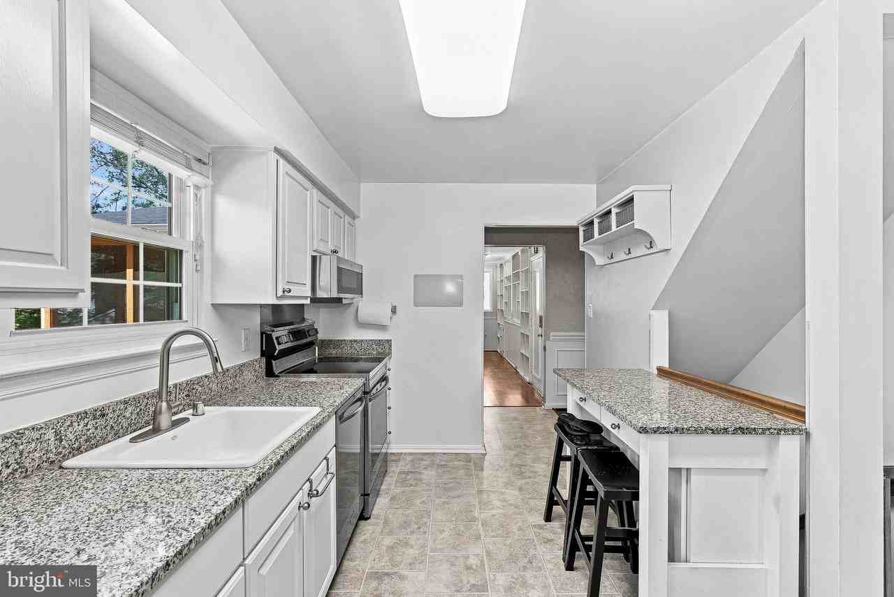 10163 Yorktown Way - Photo 5 of 49