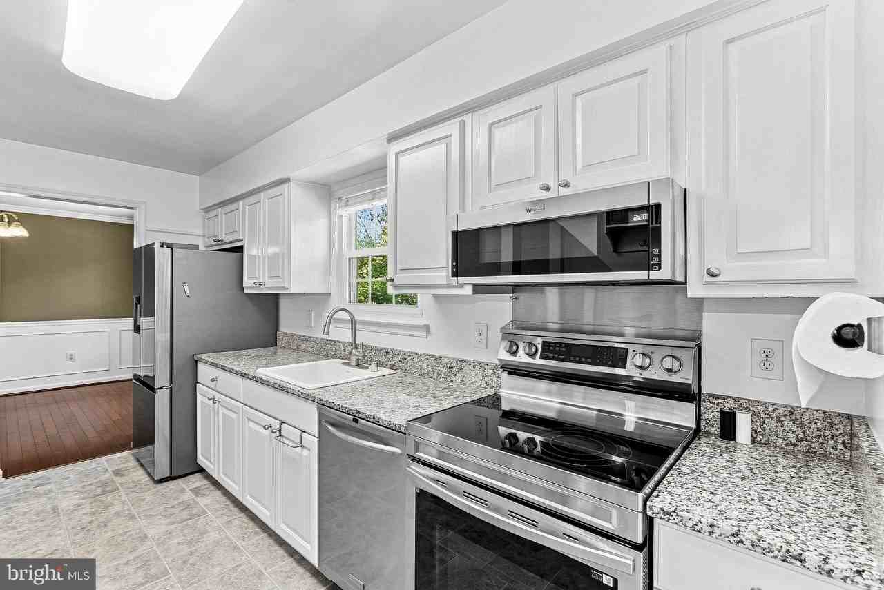 10163 Yorktown Way - Photo 4 of 49