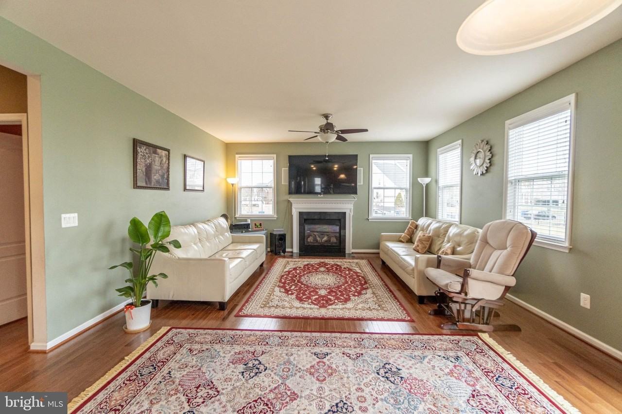 21934 Blackheath Way - Photo 7 of 37