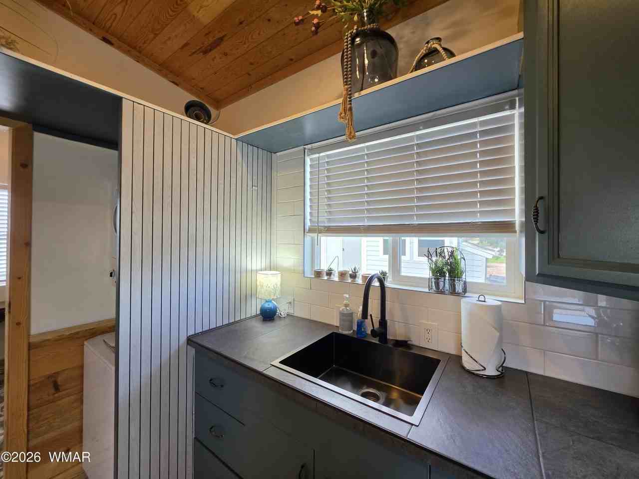 1412 Amanda Dr - Photo 2 of 13