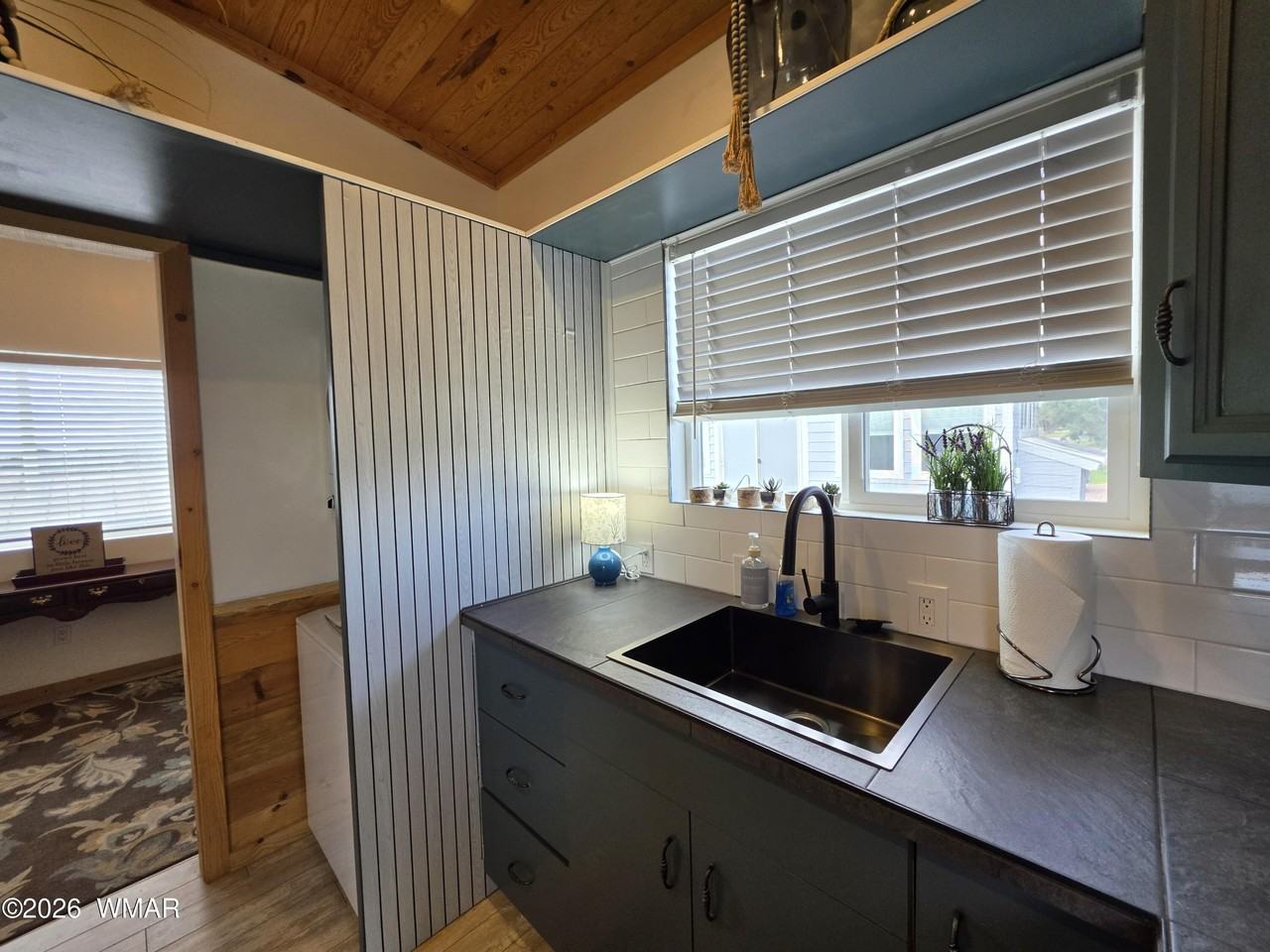 1412 Amanda Dr - Photo 3 of 13